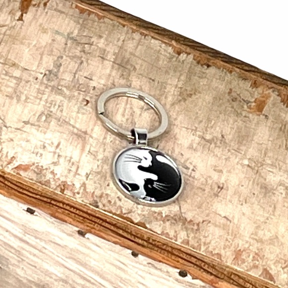 Yin Ying Taiji Cats Key Chain, Black, White - Picture 2 of 4